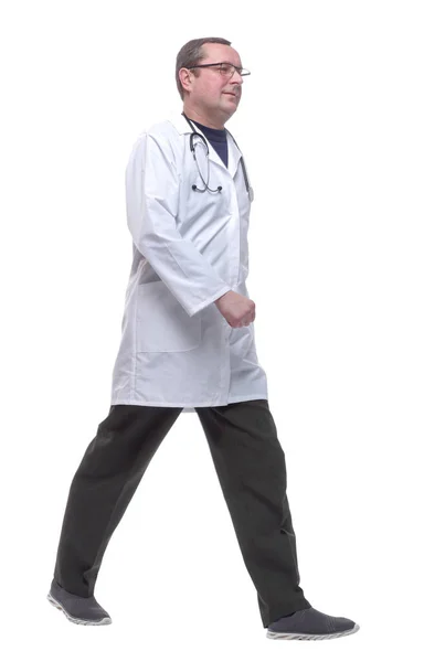 Seitenansicht Arzt Mit Stethoskop Selbstbewusst Unterwegs — Stockfoto