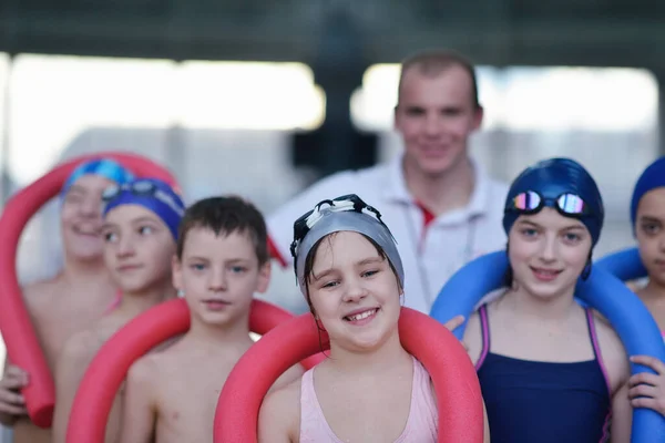 Glückliche Kindergruppe Schwimmbad — Stockfoto