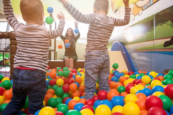Junge Mutter Spielt Mit Kindern Pool Mit Bunten Bällen — Stockfoto