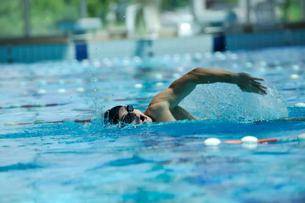 Atleta Masculino Está Nadando Piscina — Fotografia de Stock