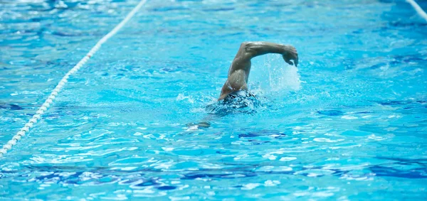 Спортсмен Плавает Бассейне — стоковое фото
