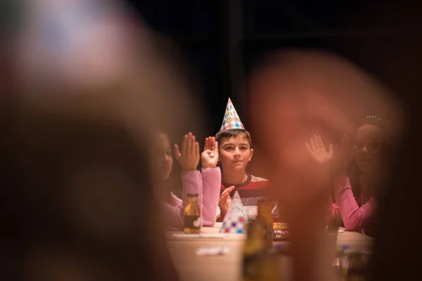 Der Kleine Junge Feiert Freudig Seinen Geburtstag — Stockfoto