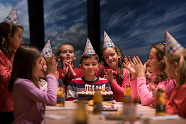 Jonge Jongen Met Verjaardagsfeestje — Stockfoto