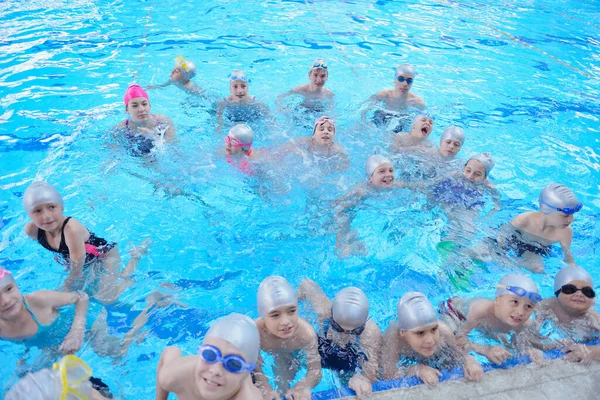 Kinderen Groep Bij Het Zwembad — Stockfoto