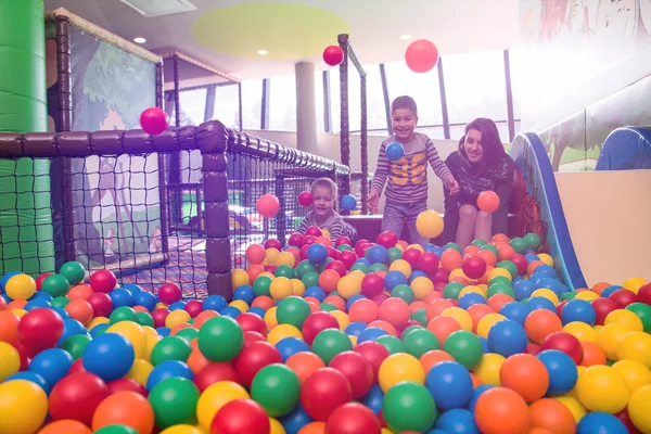 Ung Mamma Leker Med Barn Poolen Med Färgglada Bollar — Stockfoto