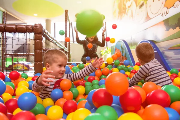 Jong Mam Spelen Met Kinderen Zwembad Met Kleurrijke Ballen — Stockfoto