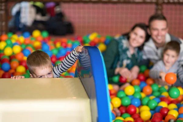 Parents Enfants Jouant Dans Piscine Avec Des Balles Colorées — Photo