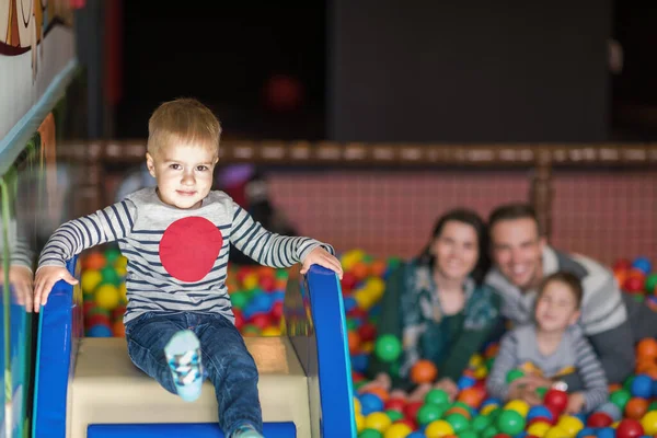 Föräldrar Och Barn Leker Poolen Med Färgglada Bollar — Stockfoto