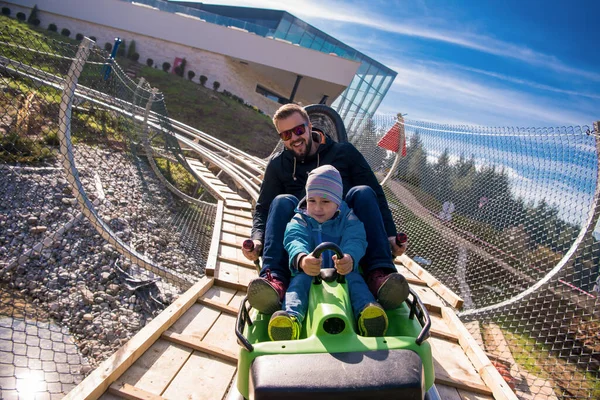 Junger Vater Und Sohn Fahren Achterbahn — Stockfoto
