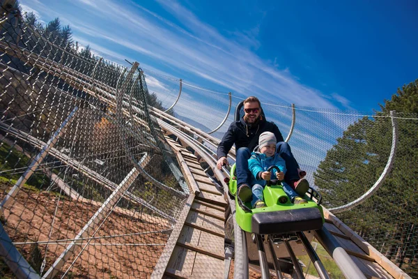 Tânăr Tată Fiu Conducând Coaster Alpin — Fotografie, imagine de stoc