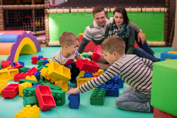 Pais Jovens Crianças Divertindo Sala Jogos Das Crianças — Fotografia de Stock