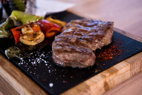 Lahodný Grilovaný Šťavnatý Steak — Stock fotografie