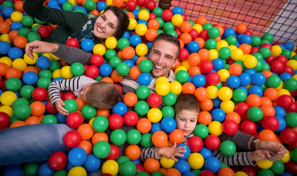 Ouders Kinderen Spelen Het Zwembad Met Kleurrijke Ballen — Stockfoto