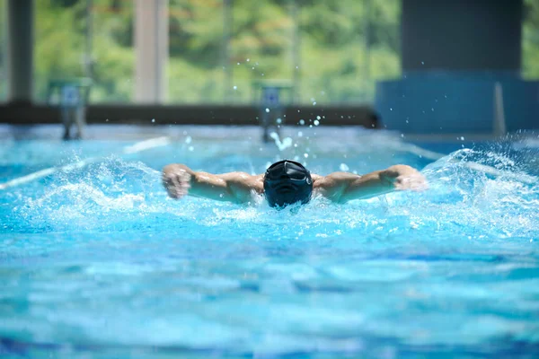 Atleta Masculino Está Nadando Piscina — Fotografia de Stock