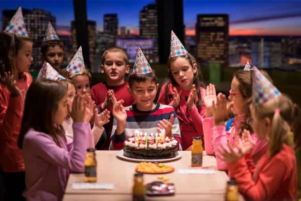 Glücklicher Kleiner Junge Mit Geburtstagsparty — Stockfoto