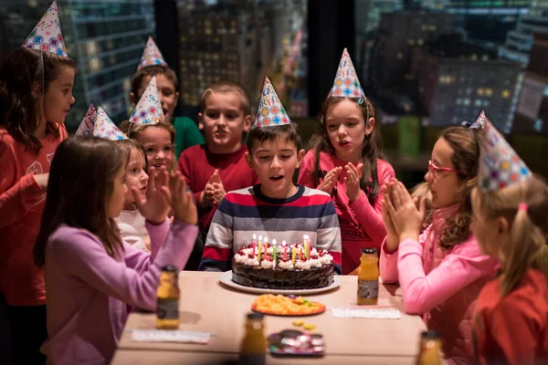 Glücklicher Kleiner Junge Mit Geburtstagsparty — Stockfoto