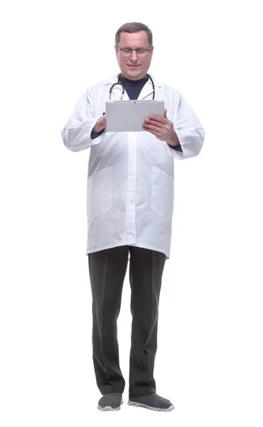 Pełnym Wzroście Lekarz Patrzący Ekran Tabletu Cyfrowego — Zdjęcie stockowe