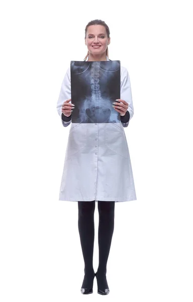 Full Tillväxt Leende Kvinnlig Läkare Visar Röntgen — Stockfoto