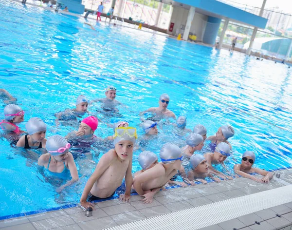 儿童团体在游泳池 — 图库照片
