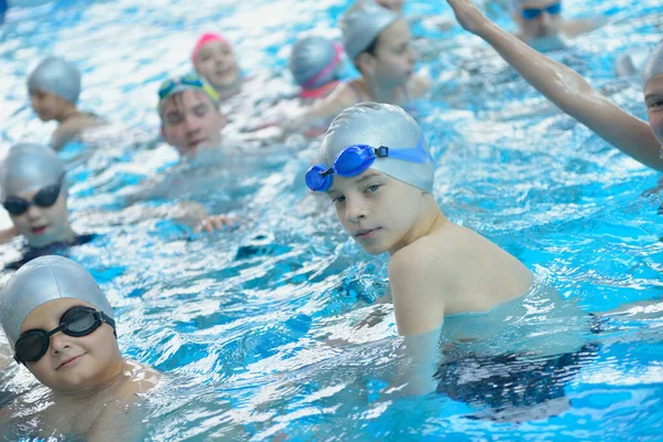 수영장에 어린이들 — 스톡 사진
