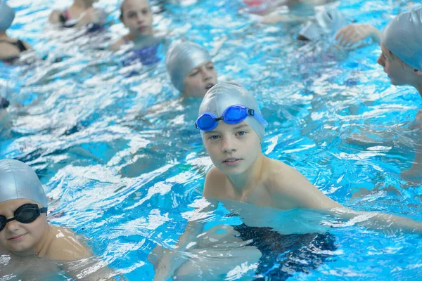 Yüzme Havuzunda Çocuklar Grubu — Stok fotoğraf