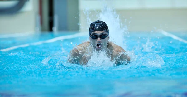Αθλητής Κολυμπάει Στην Πισίνα — Φωτογραφία Αρχείου