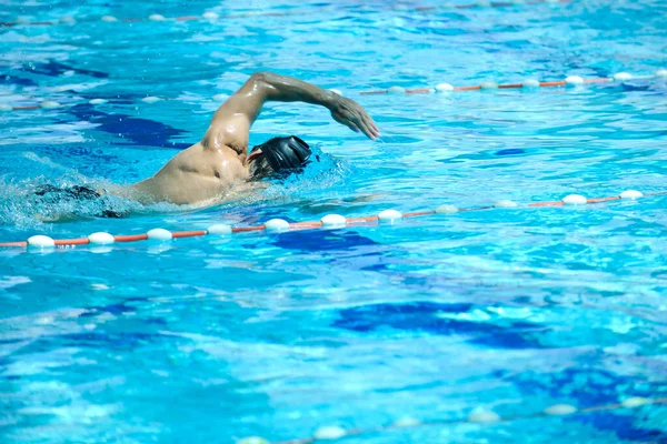 Чоловік Спортсмен Плаває Басейні — стокове фото