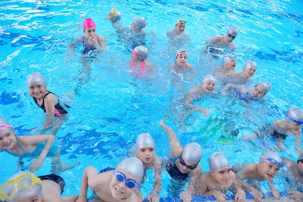 Kindergruppe Schwimmbad — Stockfoto