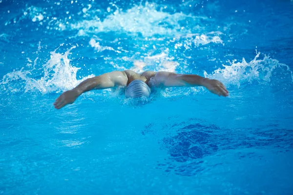 Ćwiczenia Pływaka Krytym Basenie — Zdjęcie stockowe