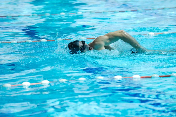 Atleta Masculino Está Nadando Piscina — Foto de Stock