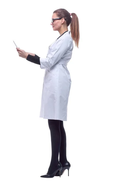 Πλαϊνή Άποψη Γυναίκα Γιατρός Κοιτάζοντας Την Οθόνη Ενός Ψηφιακού Πίνακα — Φωτογραφία Αρχείου