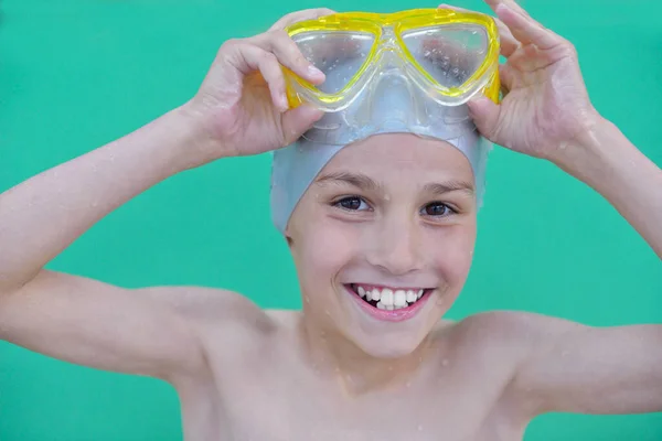 Çocuk Portre Üzerinde Yüzme Havuzu — Stok fotoğraf
