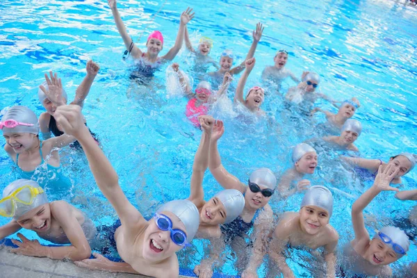 儿童团体在游泳池 — 图库照片