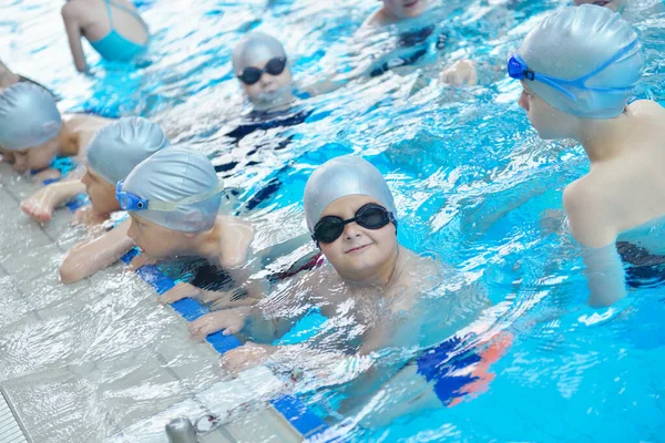 Kindergruppe Schwimmbad — Stockfoto