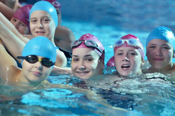 Gelukkige Kinderen Groep Bij Zwembad — Stockfoto