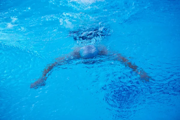 屋内プールでの水泳練習 — ストック写真
