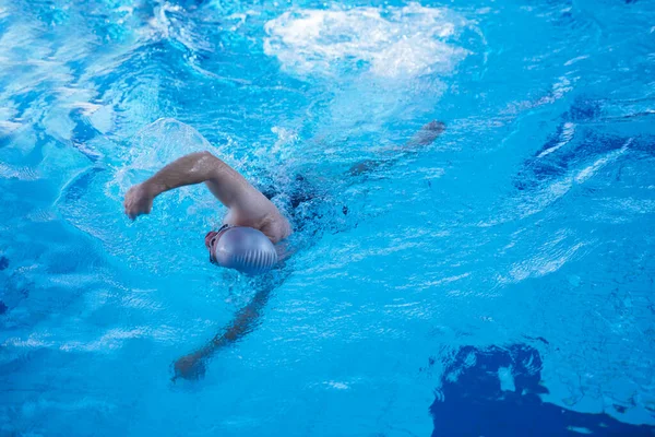 屋内プールでの水泳練習 — ストック写真
