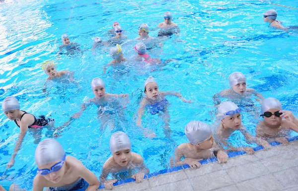 Yüzme Havuzunda Çocuklar Grubu — Stok fotoğraf