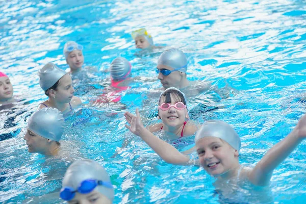 수영장에 어린이들 — 스톡 사진