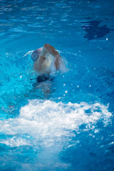 Ćwiczenia Pływaka Krytym Basenie — Zdjęcie stockowe