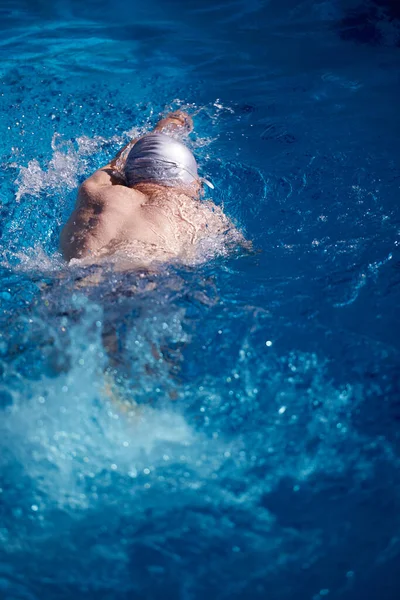 수영장에서 수영하는 — 스톡 사진