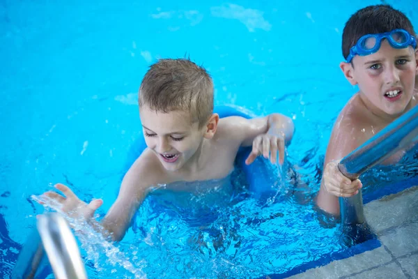 Çocuk Portre Üzerinde Yüzme Havuzu — Stok fotoğraf