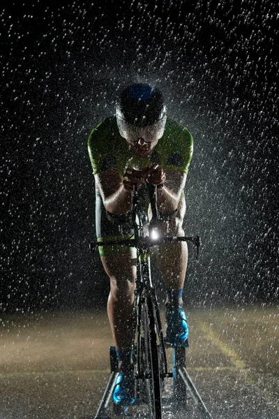 Triathlon Athlète Vélo Équitation Rapide Sur Nuit Pluie — Photo