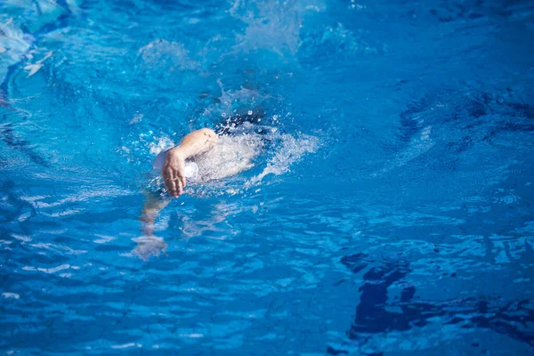 Nuotatore Esercizio Sulla Piscina Coperta — Foto Stock