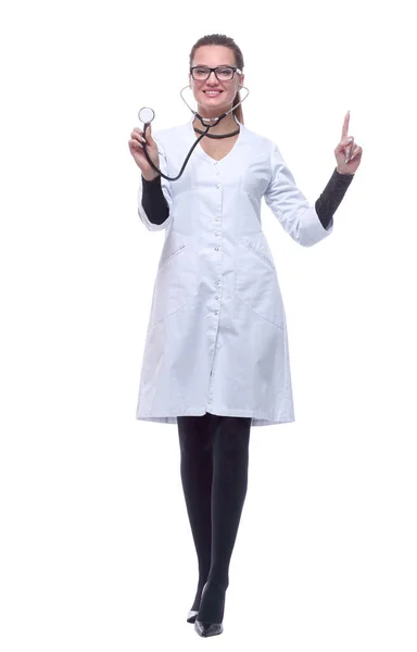 Leende Kvinnlig Läkare Med Ett Stetoskop Tittar Dig — Stockfoto