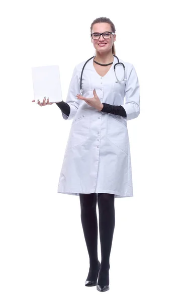 Γυναίκα Γιατρός Δείχνει Στην Οθόνη Ενός Ψηφιακού Δισκίου — Φωτογραφία Αρχείου