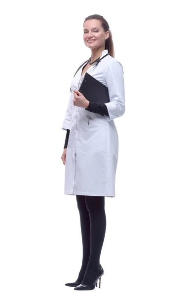 完全成长中 女医生 带着剪贴板大步向前走 — 图库照片