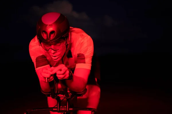 Triatlon Atleet Rijden Fiets Snel Nachts — Stockfoto