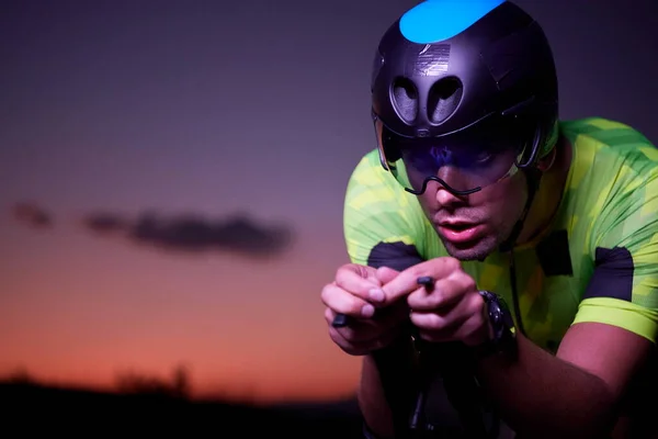 Triatlon Atleet Rijden Fiets Snel Nachts — Stockfoto