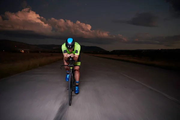 Triatlo Atleta Andar Bicicleta Rápido Noite — Fotografia de Stock